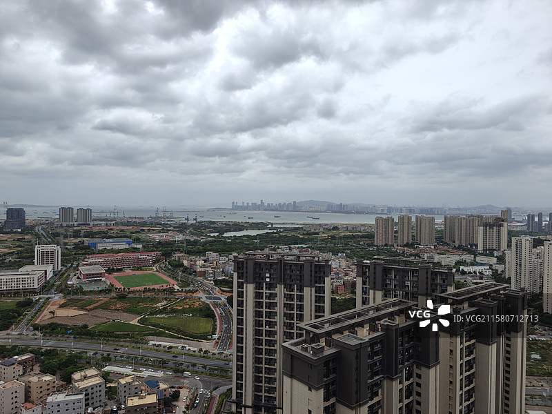 阴天快乐-台风即将来临前的翔安南部新城图片素材