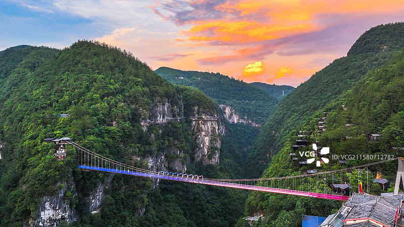 航拍云雾缭绕的青山桥梁图片素材