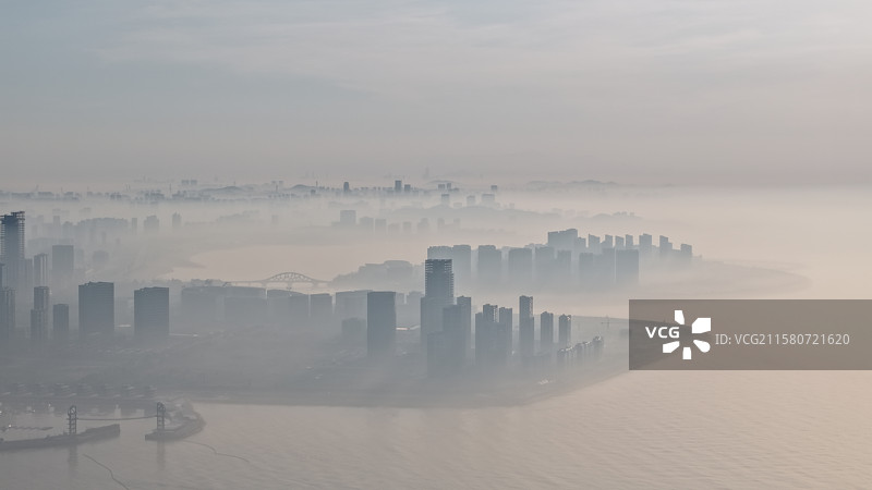 云雾缭绕下的青岛西海岸：黄岛山水画图片素材