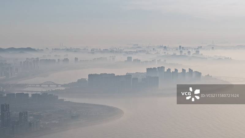 云雾缭绕下的青岛西海岸：黄岛山水画图片素材