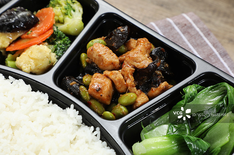 毛豆炒肉西蓝花配胡萝卜片黑木耳清炒青菜便当图片素材