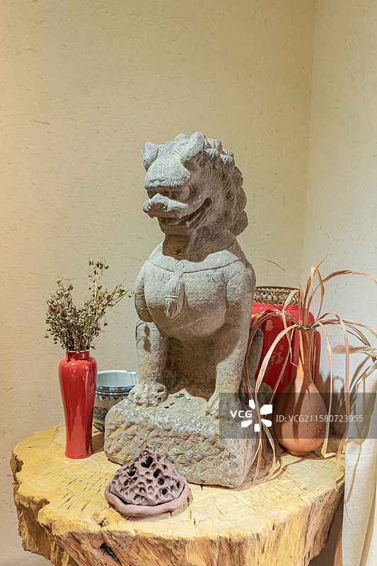 中国传统历史文化拍摄主题，室内装修设计石狮子雕塑和干花花瓶，室内无人图像摄影图片素材