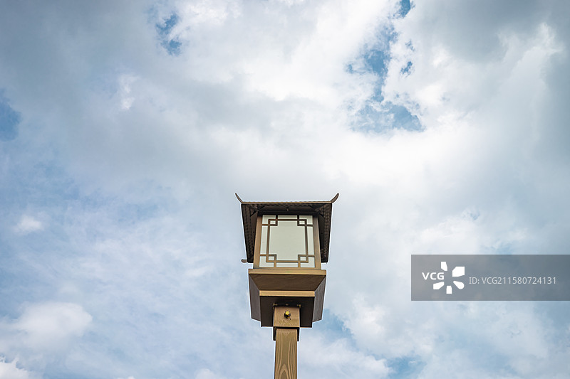 中国城市建筑实施拍摄主题，低视角仰拍一个高大的路灯和铁柱子，户外白昼无人图像摄影图片素材