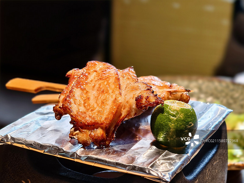 桌上盘子里的肉的特写镜头柠檬鸡翅图片素材