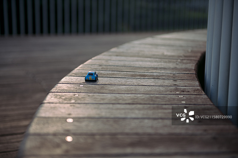 夕阳下的玩具车图片素材