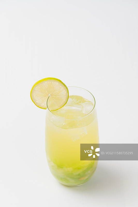 夏天饮品荔枝青提果汁图片素材