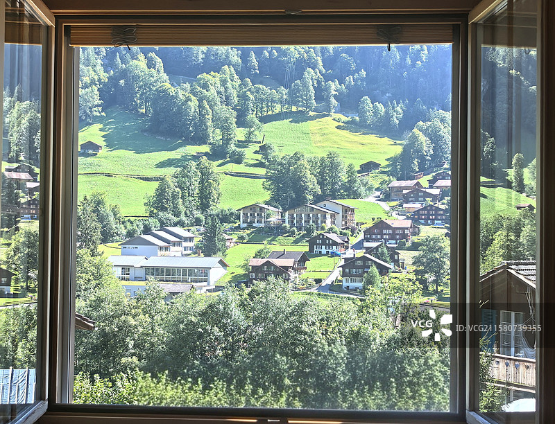 窗外的迷人山坡图片素材