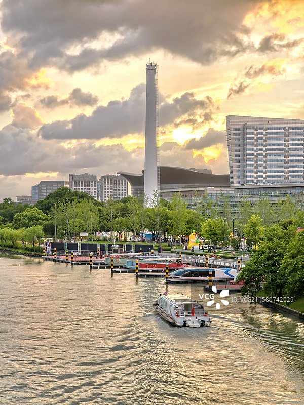 上海半马苏河公园，苏州河码头与观光船图片素材