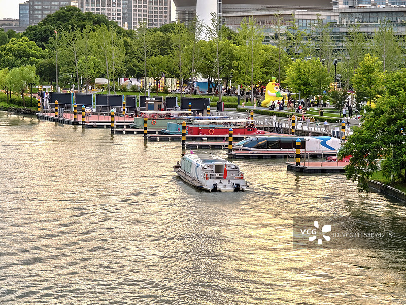 上海半马苏河公园，苏州河码头与观光船图片素材