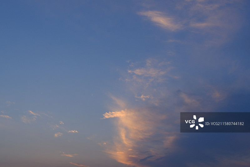 蓝色天空夕阳傍晚落日日落云彩。高清风景背景图图片素材