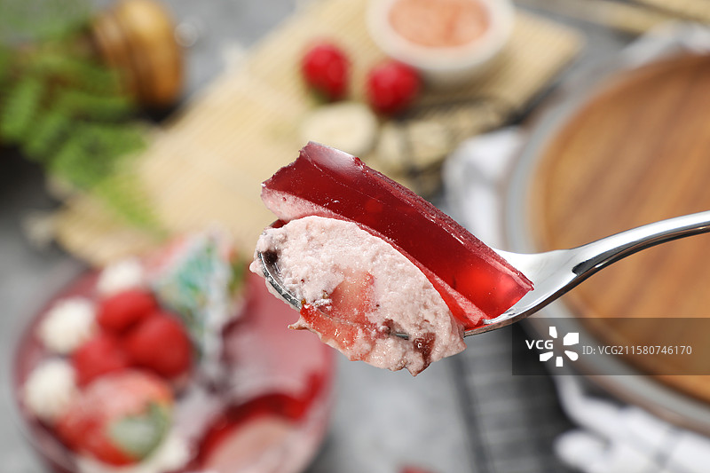 草莓水晶球蛋糕图片素材