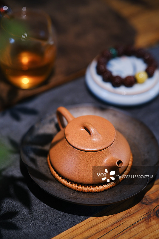 桌面的紫砂壶茶具图片素材