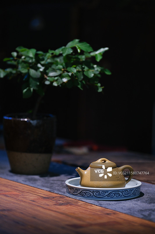 桌面上的紫砂壶茶具图片素材