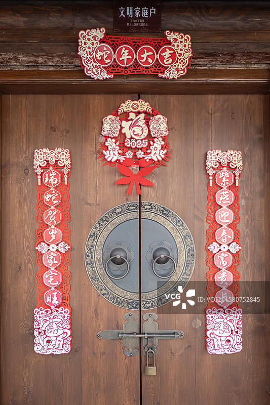 老房子古典古老中式传统木门铺首铜制狮子门栓门环门把手拉环图片素材