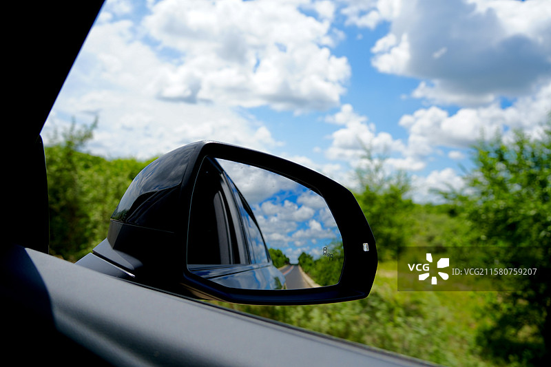 后视镜里的草原图片素材
