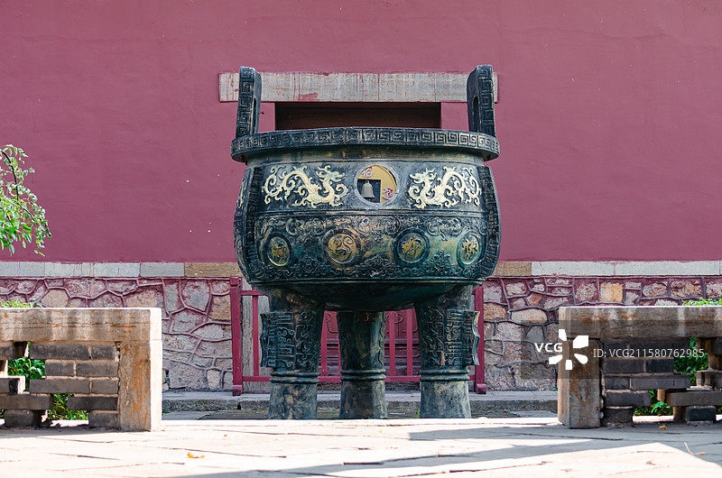 中国非都市风光拍摄主题，山东泰安泰山岱庙中式庭院里的高大的香炉，户外白昼无人图像摄影图片素材