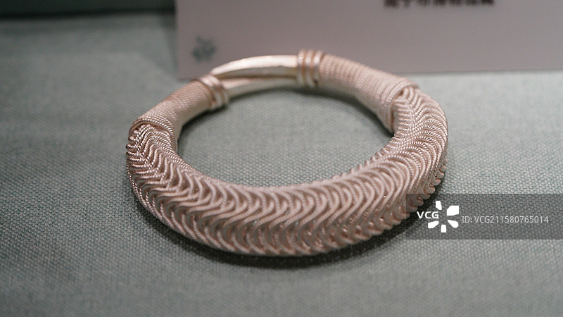 南宁市博物馆绝色中国女性生活美学展台江县施洞式苗族小米款式银手镯图片素材