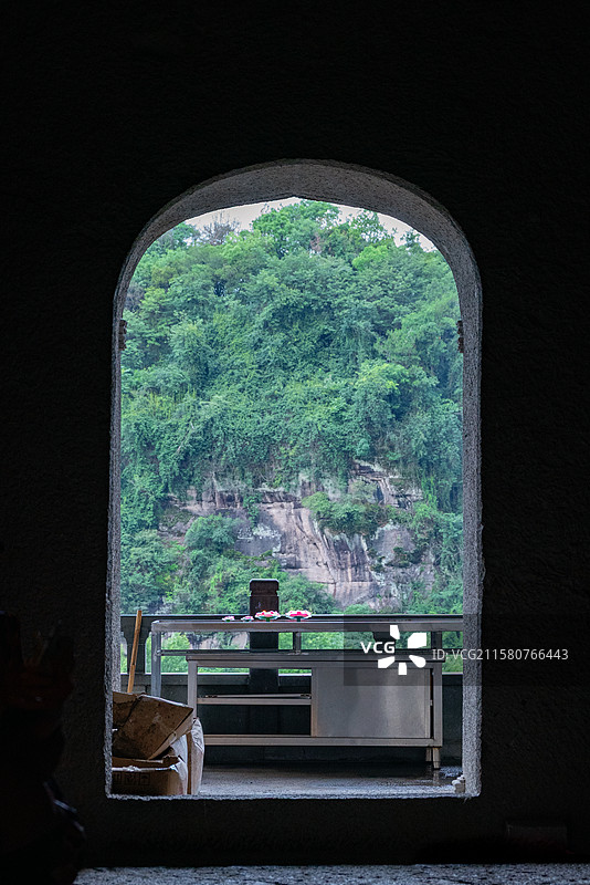 浙江绍兴新昌大佛寺卧佛殿内眺望远山图片素材