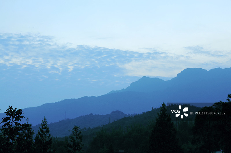 日暮下黛绿色的山脉图片素材