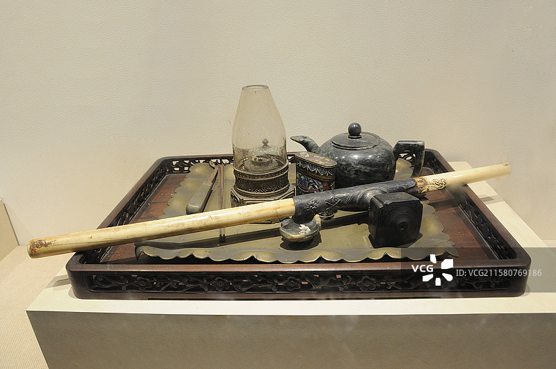 四川成都大邑县安仁镇刘氏庄园博物馆展览的鸦片烟枪图片素材