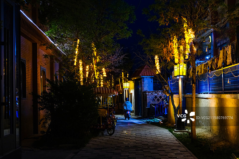 中国新疆伊犁州特克斯八卦城夜景，八卦城风光，太极坛，八卦城离街风光图片素材