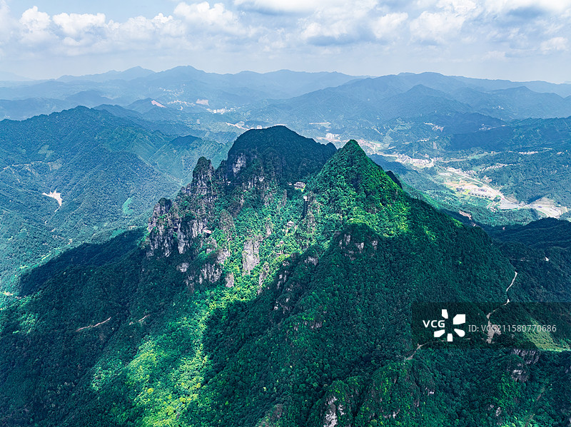 广西来宾金秀大瑶山盘王界景区独特的峰林地貌航拍视角风光图片素材