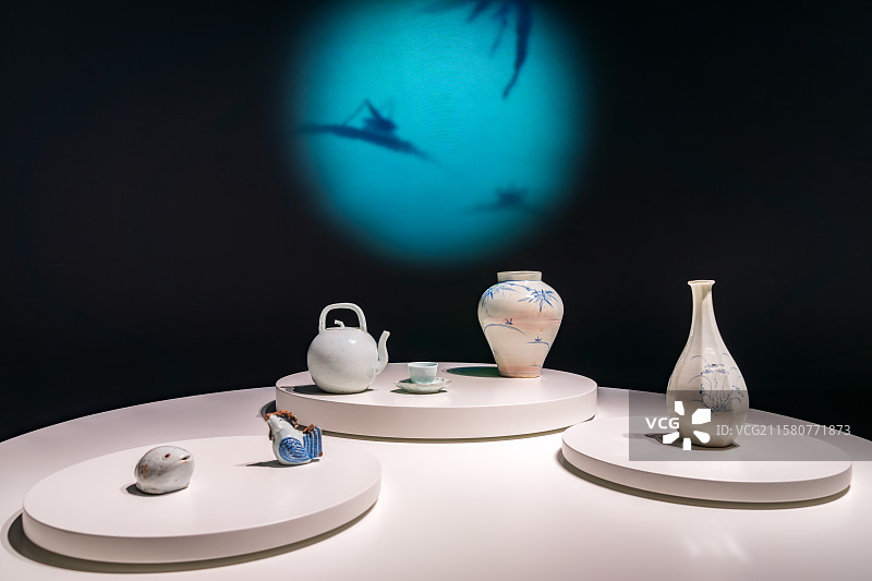 韩国首尔特别市，龙山区，国立中央博物馆，捐赠馆，白瓷系列展品，白瓷砚，白瓷瓶，白瓷杯，白瓷碟，白瓷罐图片素材