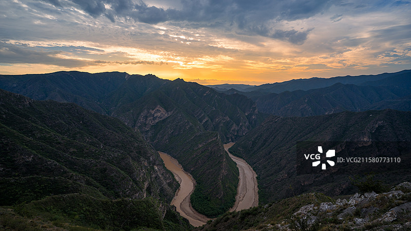 航拍河流拐弯日落时分黄昏彩云图片素材