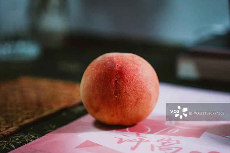 书桌上的水蜜桃与栀子花图片素材
