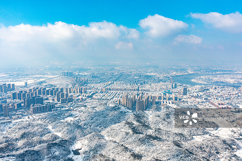 航拍雪后晴天的益阳桃花江县城、资水、桃花江竹海、乡村雪景图片素材
