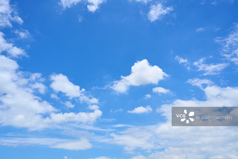 晴空万里，朵朵白云点缀蓝色天空图片素材