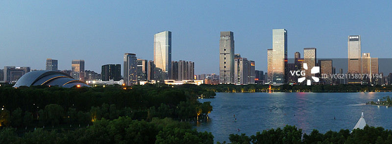 天鹅湖蓝调风光图片素材