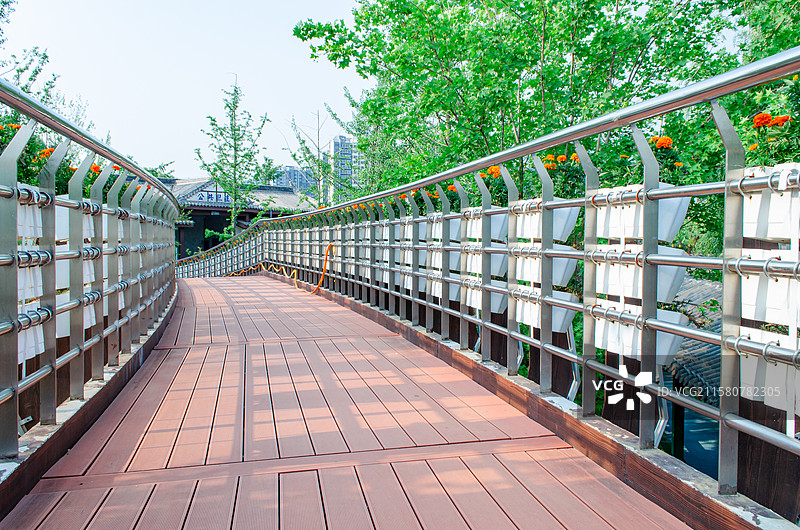 中国非都市风光拍摄主题，山东省泰安市泰山天平湖公园风景区，红色木制栈道步行道路，户外白昼无人图像摄影图片素材