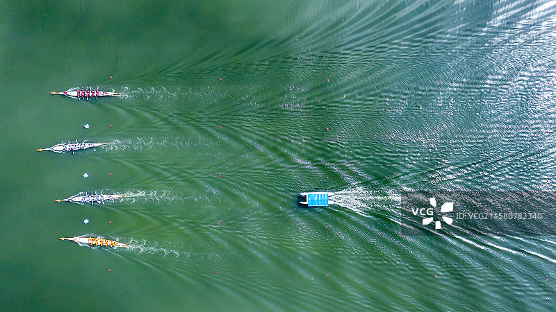 航拍湖北天门市天门河中竞技的龙舟图片素材