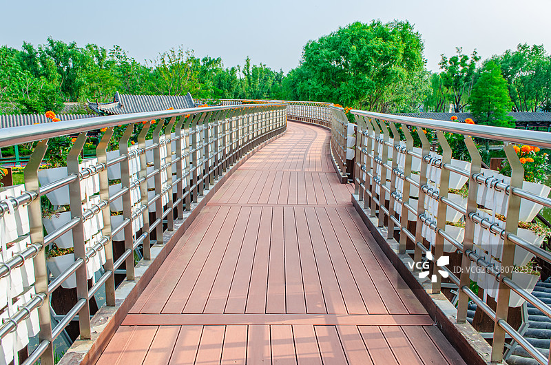中国非都市风光拍摄主题，山东省泰安市泰山天平湖公园风景区，红色木制栈道步行道路，户外白昼无人图像摄影图片素材