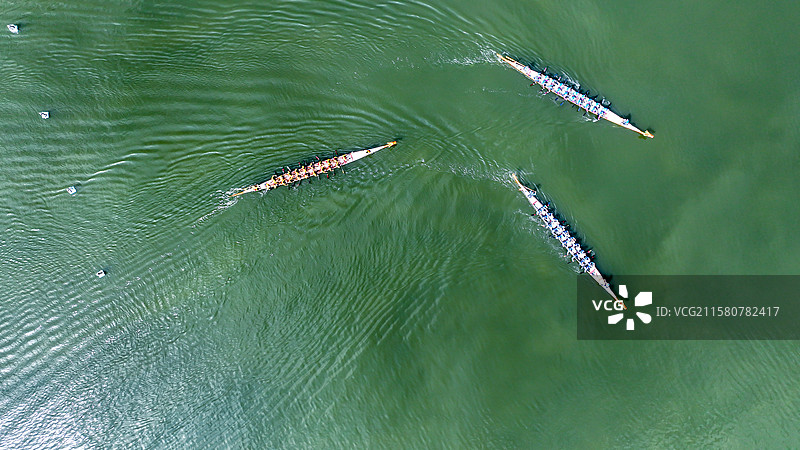 航拍湖北天门市天门河中竞技的龙舟图片素材