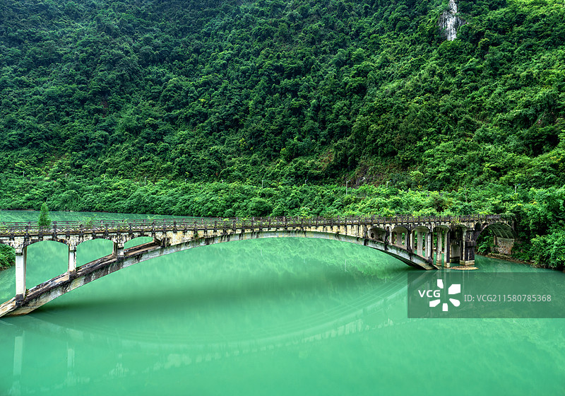 贵州芙蓉江峡谷中停用的危桥图片素材