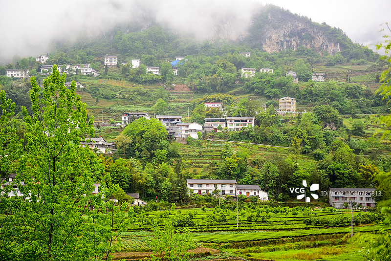 云雾缭绕湖北恩施麂子渡新农村民居图片素材