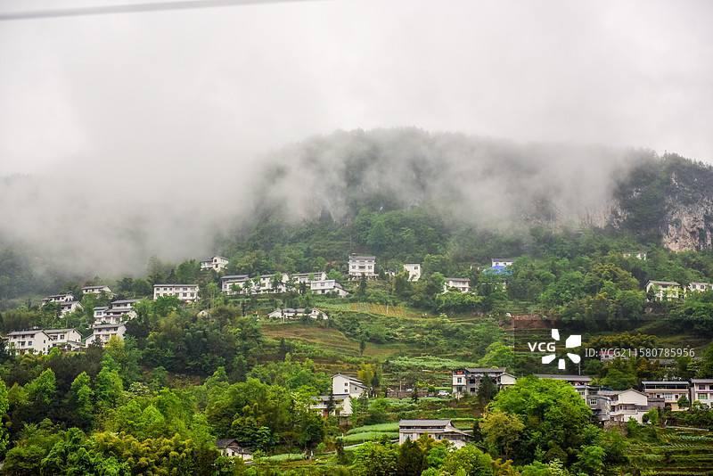 云雾缭绕湖北恩施麂子渡新农村民居图片素材
