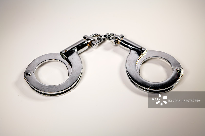 白色背景上的手铐特写镜头图片素材