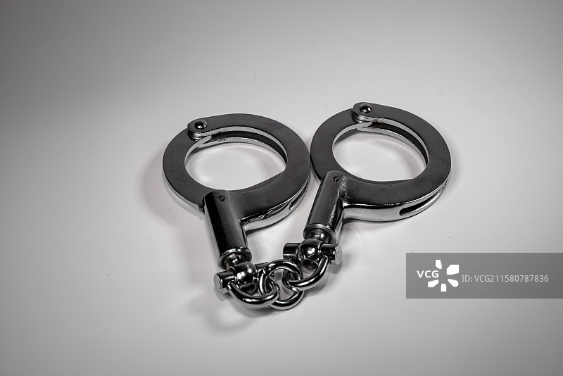 白色背景上的手铐特写镜头图片素材