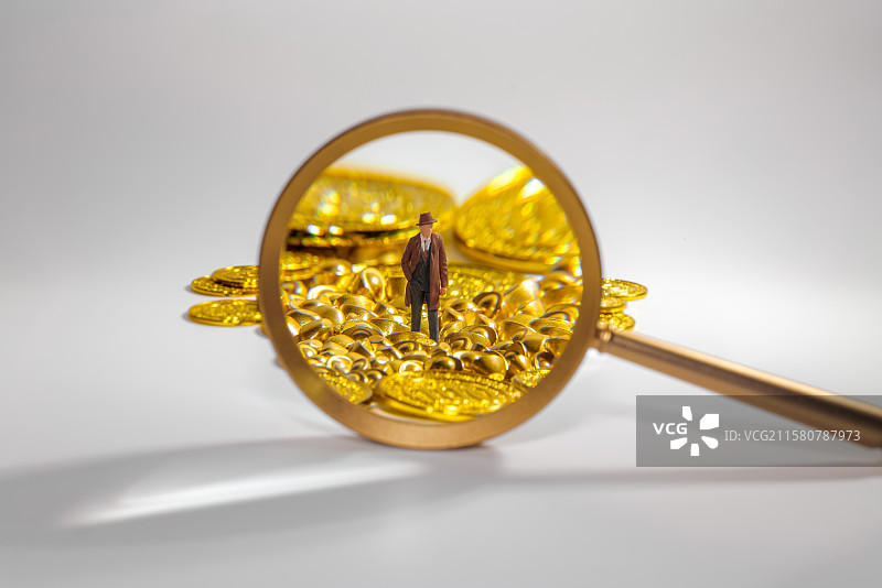 包含金色放大镜和黄金以及金融概念商务人士的配图类素材图片素材