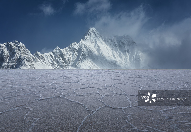 雪山下的盐湖纹理，锂矿，锂电池，清洁能源，可持续能源，盐矿，纹理图片素材