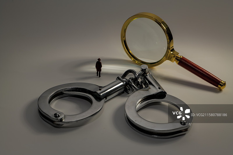 商务人士和放大镜和手铐图片素材