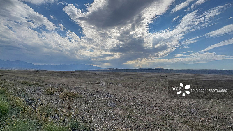 戏剧性天空，西部地貌，汽车广告背景图图片素材