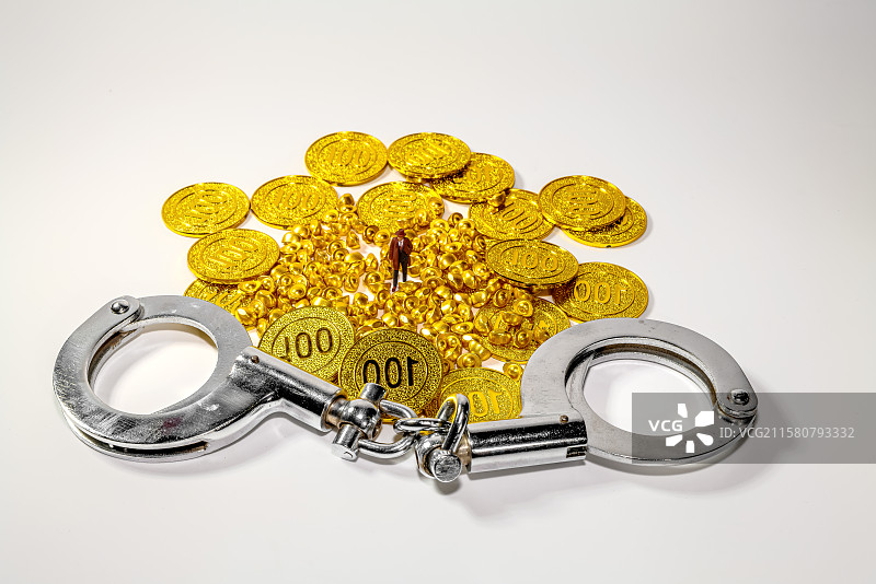 白色背景下的商务人士金融金币和手铐图片素材
