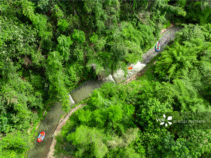 江西省吉安市新干县海木源景区，游客在竹林间漂流戏水，乐享清凉。图片素材