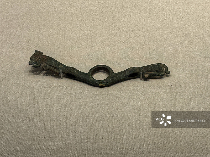 鄂尔多斯式青铜巅峰｜春秋战国动物形组器（镂空错金银／松石嵌睛／草原游牧族徽）｜中国丝绸博物馆碧色万里图片素材