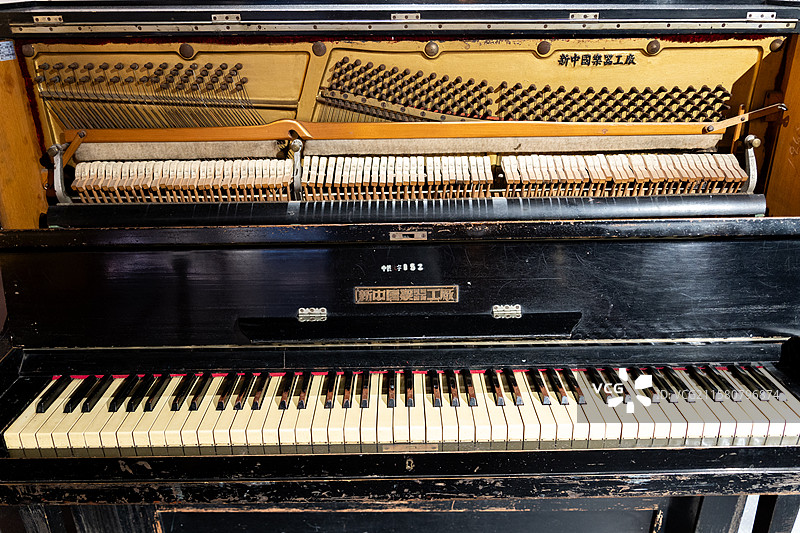 四川成都芯智慧音乐博物馆收藏的复古钢琴图片素材