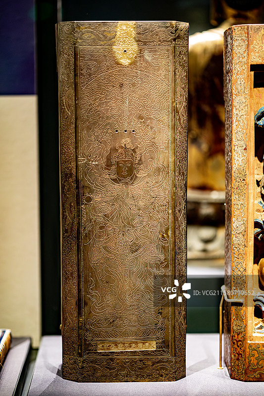 北京首都博物馆藏白塔寺塔刹出土清乾隆黄檀木雕龛观音像图片素材